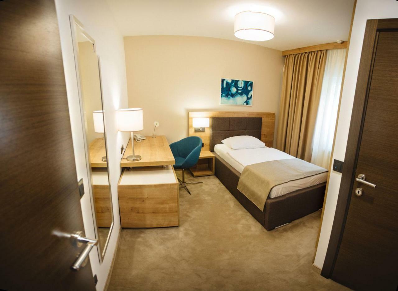 Hotel Zelenkrov Cepin Exteriör bild
