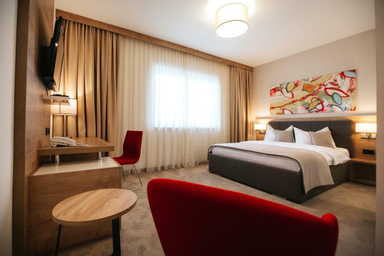 Hotel Zelenkrov Cepin Exteriör bild